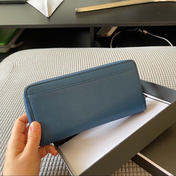 COPY - Michael Kors 36T7LRUE3L Russel Tech Zip Around Leather Wallet - Picture 3 of 6